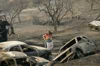 Autoridades griegas aceptan que están rebasadas, ante la magnitud de los incendios. En la imagen, una mujer en la ciudad de Artemida, en la península del Peloponeso