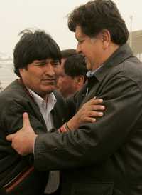 El gobernante boliviano saluda a su colega peruano Alan García, ayer en Pisco