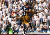 Carlos Ochoa, del Monterrey, e Israel Castro, de los Pumas, en duelo aéreo