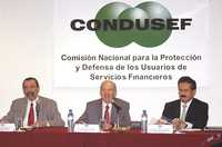 Luis Fabre, Luis Pazos, presidente de la Condusef, y Marco Carrera, durante la presentación de la propuesta para mejorar el uso de las tarjetas de crédito