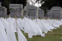 Cientos de banderas fueron colocadas en el cementerio de Metairie, suburbio de Nueva Orleáns, en el estado de Louisiana, para recordar a las personas que murieron en agosto de 2005 por el paso del huracán Katrina por dicha ciudad