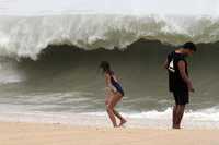 La onda tropical 26, que afecta las costas del Pacífico mexicano, ha dejado encharcamientos y autos varados en Acapulco, Guerrero. Los fuertes vientos han provocado olas de hasta cuatro metros de altura, algo poco común en las playas de ese centro turísitico
