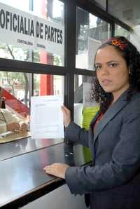 Mariana Gómez del Campo, dirigente del PAN-DF, interpuso ayer una denuncia ante la FEPADE contra el gobierno local por "condicionar la entrega de útiles escolares"