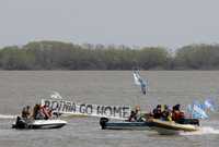 Ambientalistas argentinos desplegaron pancartas y advirtieron sobre la contaminación que ocasionará en el medio ambiente la fábrica de celulosa Botnia, instalada a orillas del río Uruguay, que separa ambos países