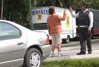 Una conductora que presuntamente pretendió arrollar a un policía toma una foto al oficial y éste a su vez la retrata, así como a su automóvil, en Copilco El Bajo, delegación Coyoacán