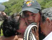 Elkin Montoya (centro), que estaba en poder de las FARC, es abrazado por familiares después de haber sido rescatado por militares en Salgar