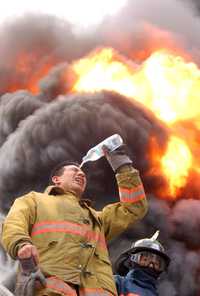 Bomberos trabajan para apagar el fuego que devastó ayer la empresa Colchas Primavera, ubicada en el kilómetro 40 de la autopista México-Querétaro. La factoría tenía hidrantes que no estaban conectados a una red de agua, lo que dificultó las labores