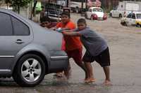 La tormenta tropical Henriette, que golpea las costas de Guerrero, tocó ayer el puerto de Acapulco con vientos sostenidos de casi 65 kilómetros por hora, por lo que el puerto se encuentra cerrado a la navegación y se suspendieron las clases en las escuelas  Javier Verdín