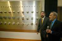 El artista Vicente Rojo, con micrófono, acompañado por el rector Juan Ramón de la Fuente, ayer, durante la ceremonia en la que se develó su escultura mural Carta geométrica (al fondo), creada ex profeso para conmemorar los 50 años del Instituto de Ingeniería de la Universidad Nacional Autónoma de México