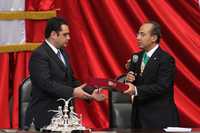 El diputado Cristian Castaño recibe el primer Informe de Gobierno del presidente Felipe Calderón, ayer en el Palacio Legislativo de San Lázaro