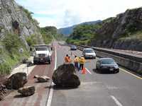 Aspecto de un derrumbe sobre la Autopista del Sol, una de las más caras del país, en el tramo Chilpancingo-Tierra Colorada