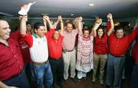 La dirigente nacional del PRI, Beatriz Paredes (al centro), festeja al término de la jornada electoral de ayer en Veracruz