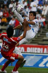 Alvaro González (derecha) anduvo muy productivo y colaboró con dos goles en el triunfo poblano