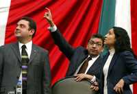 Un asistente aclara a la presidenta de la mesa directiva de la Cámara de Diputados, la perredista Ruth Zavaleta Salgado, una confusión surgida en el funcionamiento del tablero electrónico de San Lázaro, durante la sesión de ayer. A la izquierda, el panista Cristian Castaño