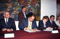 El gobernador de Michoacán, Lázaro Cárdenas Batel; el subsecretario de la Función Pública, Salvador Vega Casillas, y la fiscal especializada para la Atención de los Delitos Electorales, Arely Gómez González, signaron el Acuerdo para el Blindaje Electoral 2007