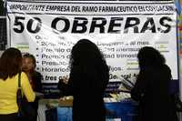 Mujeres buscan puestos de trabajo en la Feria del Empleo que se celebró en el Palacio de los Deportes en marzo de 2006