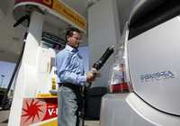 El dueño de una de las 541 mil unidades del Prius vendidas en Estados Unidos carga gasolina hace unos días en Sunnyvale, California