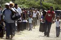 Hondureños se preparan para abandonar la isla de Roatán ante la aproximación del huracán Félix