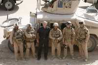 El presidente George W. Bush, durante una visita sorpresiva a las tropas de Estados Unidos en la base aérea de Al Anbar, en el oeste de Irak