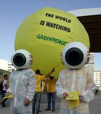 Activistas de Greenpeace se manifestaron durante el encuentro sobre las repercusiones del calentamiento global, que se llevó a cabo en la ciudad de Viena, Austria