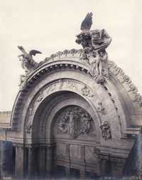 Cornisa del Teatro Nacional, Palacio de Bellas Artes, detalle del frontón, 1911, fotografía de Guillermo Kahlo, incluida en la muestra que hoy se inaugura en San Ildefonso