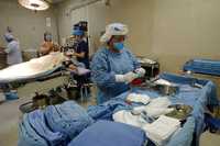 Preparativos para una cirugía en uno de los 10 quirófanos del Hospital General