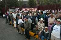 Integrantes de la Alianza Binacional Braceroproa se manifestaron frente a la Cámara de Diputados para demandar que se les brinden más recursos