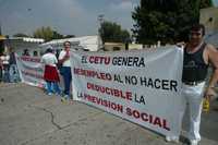 Trabajadores se manifiestan frente al Palacio Legislativo contra la reforma fiscal FOTO