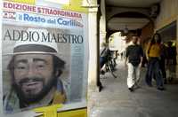 Imagen de Luciano Pavarotti en la portada de la edición extra de un diario de Módena, Italia, que informó sobre el deceso del notable tenor
