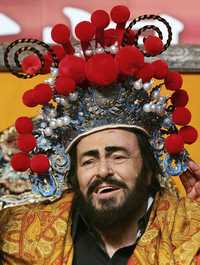 El tenor italiano ataviado con un sombrero que usan los cantantes de ópera china, captado en Pekín, el 8 de diciembre de 2005