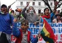 Manifestantes exigen frente a la Asamblea Constituyente el traslado de los poderes Legislativo y Ejecutivo de La Paz a la ciudad de Sucre