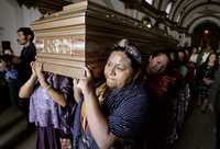 La premio Nobel de la Paz y candidata a la presidencia de Guatemala Rigoberta Menchú y otras mujeres cargan en San Raymundo el ataúd con los restos de Esmeralda Uyún, quien fue asesinada por desconocidos en el contexto de la violenta campaña electoral