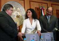 El titular de Hacienda, Agustín Carstens, entrega el proyecto de paquete económico para 2008 a Ruth Zavaleta, presidenta de la mesa directiva de San Lázaro. Observa Armando Salinas, subsecretario de la SG