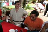 Marcelo Ebrard bromea con Víctor Hugo Círigo durante un receso del encuentro que sostuvo con la fracción perredista en la Asamblea Legislativa, que se realizó ayer en Cuernavaca