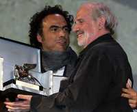 Brian de Palma (derecha) recibe el León de Plata como mejor director de manos de Alejandro González Iñárritu.
