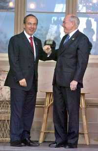 El presidente Felipe Calderón se despide de John Howard, primer ministro de Australia, tras concluir su participación en la 15 reunión del APEC, en Sydney  Notimex