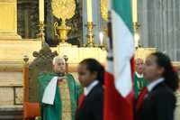 Honores a la bandera por el arzobispo Rubén Ávila, ayer en la Catedral Metropolitana