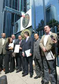 Legisladores de PRD y PRI informaron que en caso de las autoridades determinen que hay probable responsabilidad penal, exigirán que se cite a declarar a Vicente Fox