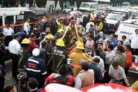 Cuatro trabajadores de una empresa privada, contratados para reparar una tubería de agua potable, murieron ayer por intoxicación con gas al intentar abrir una válvula, en avenida Universidad. Socorristas tardaron más de dos horas en recuperar los cuerpos