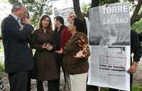 Vecinos de la colonia Molino del Rey protestaron ayer por la presencia del arquitecto Jorge Gamboa de Buen y los diputados Paula Soto y Tonatiuh González, en el predio donde se pretende construir la Torre del Bicentenario