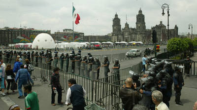 "Un exceso", que militares cerquen el Zócalo: GDF "Un exceso", que militares cerquen el Zócalo: GDF