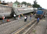 Aspectos de los vagones siniestrados en Celaya, Guanajuato. Los furgones transportaban 12 toneladas de maíz y cemento