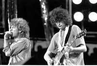 El vocalista Robert Plant y el guitarrista Jimmy Page, durante su actuacón en el Live Aid, celebrado en el estadio JFK de Filadelfia, el 13 de julio de 1985