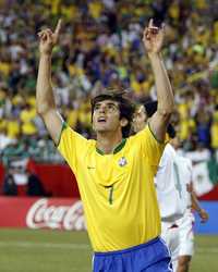 No pudo faltar la magia de Kaká, quien redondeó su actuación con un gol