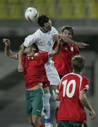 Milivoje Novakovic gana el balón a los jugadores de Bielorrusia, en el partido en el que Eslovenia se impuso 1-0