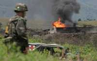 Un soldado observa uno de los incendios en instalaciones de Pemex, resultado de las explosiones que afectaron varios ductos de Petróleos Mexicanos