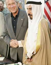 Foto de archivo de Bush con el líder sunita Abdul Sattar Abu Risha, durante la visita el 3 de septiembre del presidente a Irak