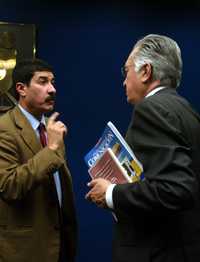 Los ex senadores Javier Corral y Manuel Bartlett durante un seminario sobre ética de los medios informativos organizado en la UNAM