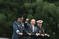El presidente Calderón durante su arribo al Colegio Militar, acompañado de los secretarios de la Defensa, Guillermo Galván (izquierda), y de Marina, Francisco Saynez