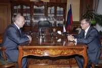 El nuevo primer ministro ruso (derecha) dialoga con su predecesor, Mijail Fradkov, ayer en la residencia oficial de Moscú